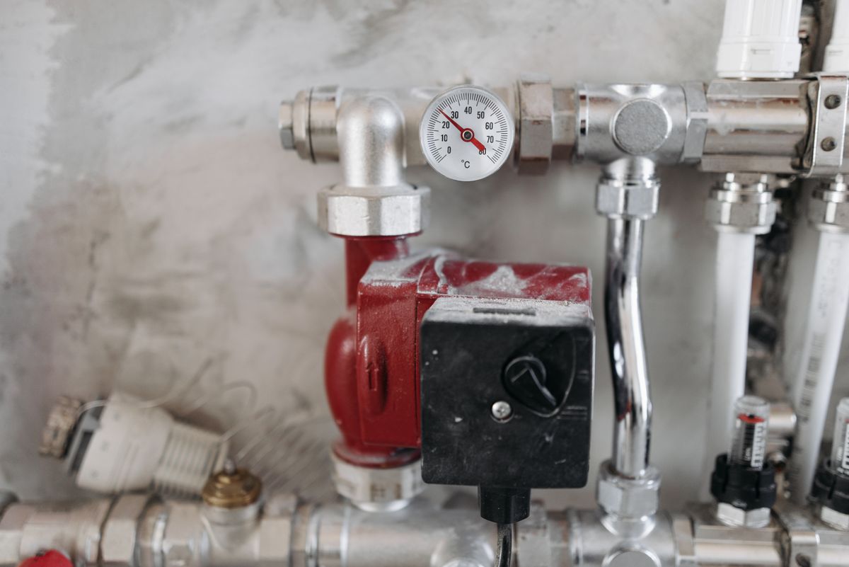 Pressure gauge on well water pipes when a well pump won't shut off